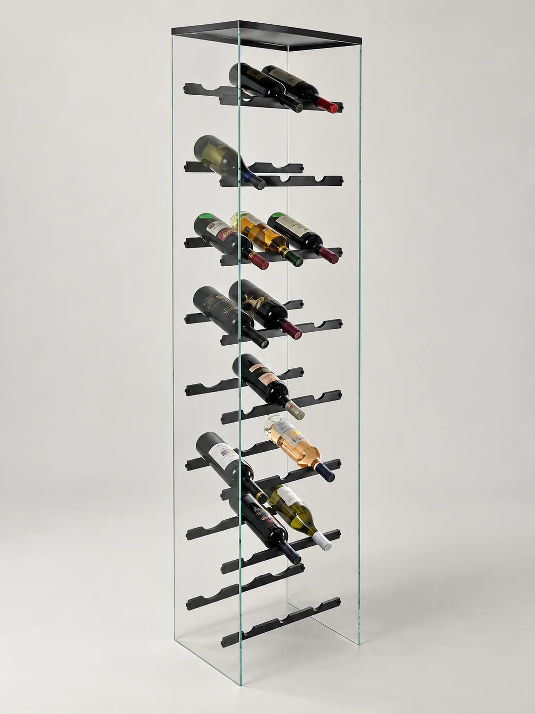 Hohes Weinregal für 24 Flaschen mit acht Flaschenebenen aus schwarzem Metall zwischen zwei klaren Glasseiten